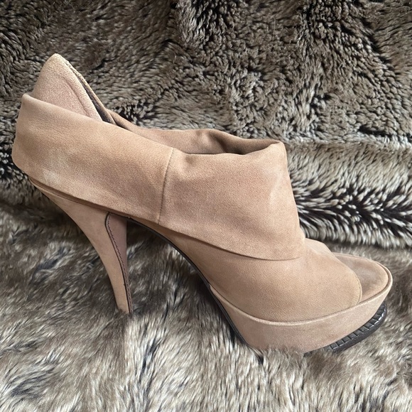 Elizabeth & James taupe suede platform heels 7.5B - Picture 3 of 8